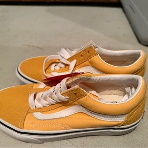 NEW with tags, Vans low top skate shoe. size 5 (women’s)